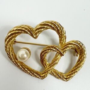 Vintage Signed AAI Goldtone Rope double Hearts and Faux Pearl Brooch Pin